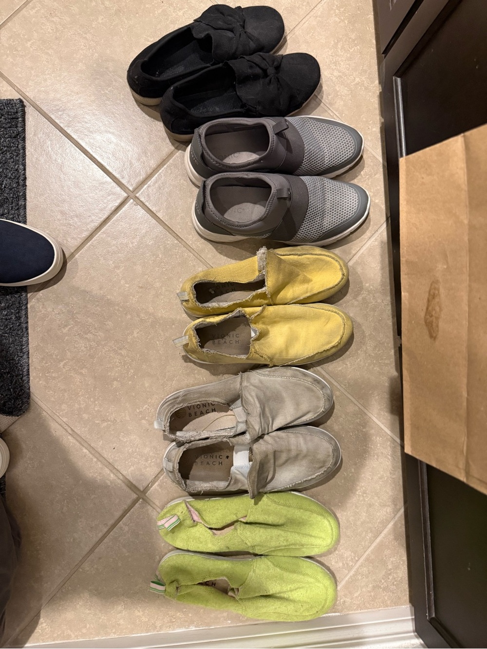 Lot of 4 Vionic shoes and 1 sketchers size 10 women’s